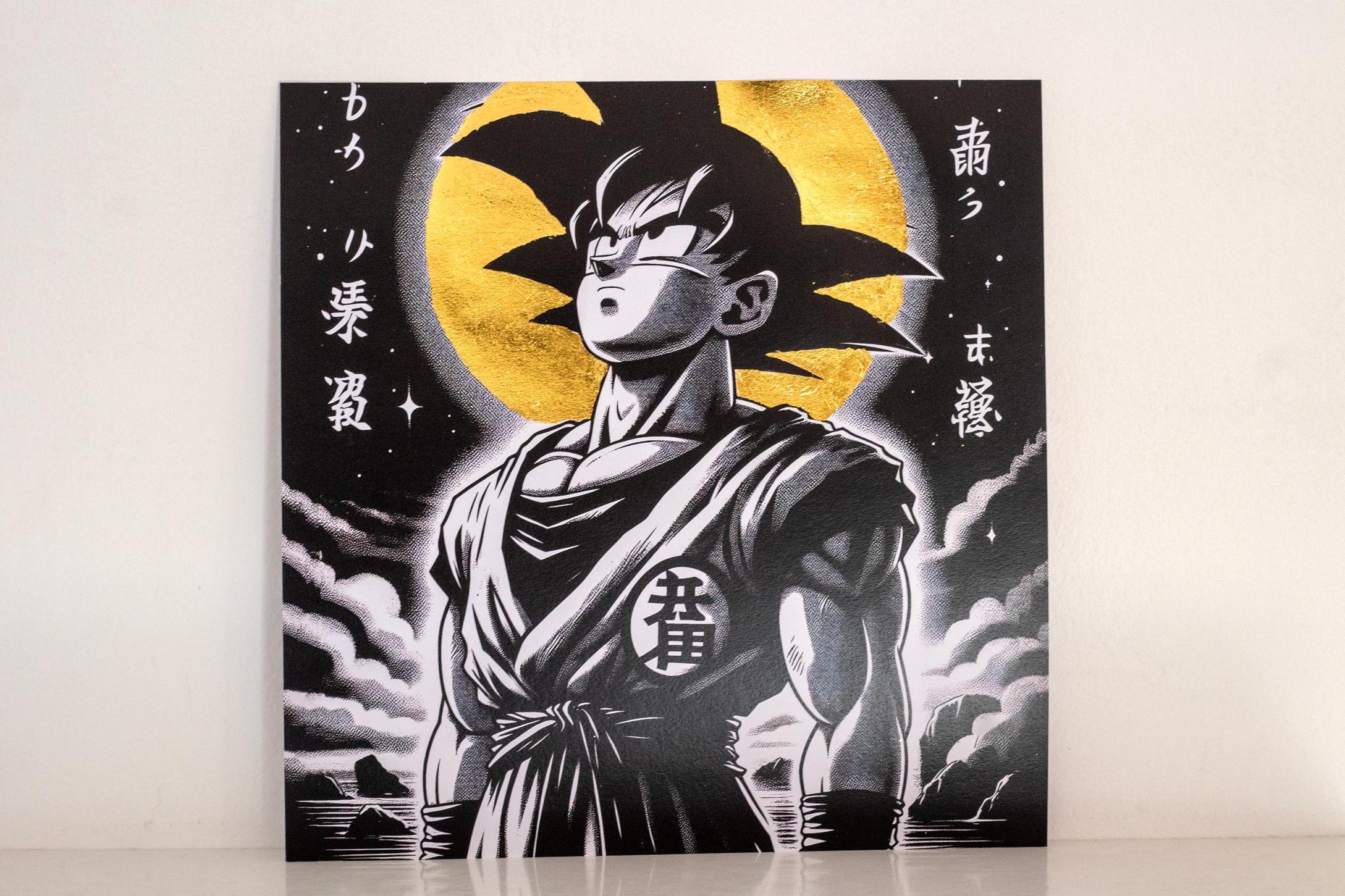Stampa artistica di Goku di Dragonball con dettagli in foglia oro su carta Fine Art Giclée – poster decorativo da collezione ispirato ai supereroi, realizzato a mano in Italia